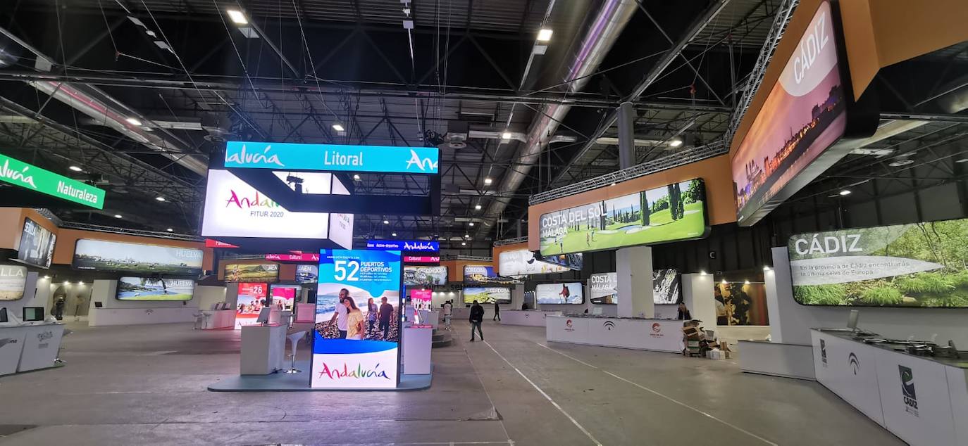 Fotos: Últimos preparativos antes de la inauguración de FITUR