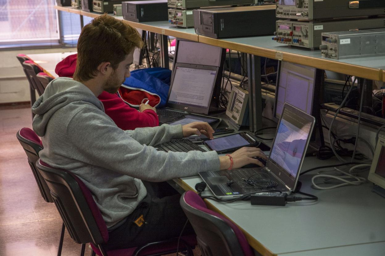 Alumno en clase de Telecomunicación. :: eva s. melendo 