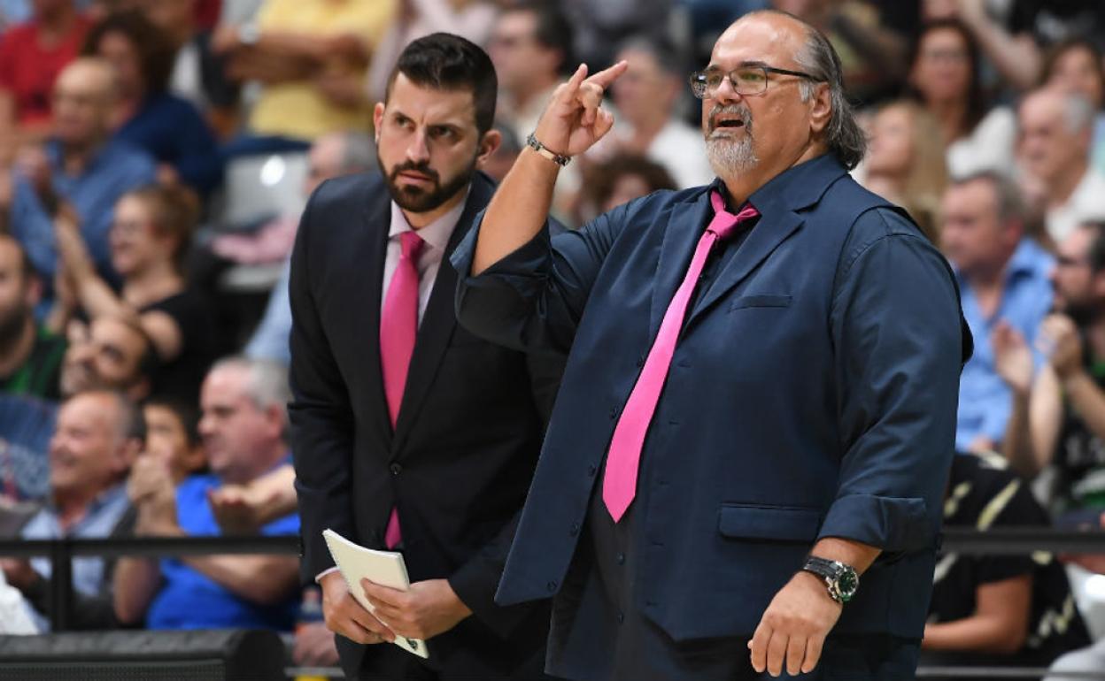 Javier Zamora, a la izquierda, habla con el serbio Dzikic, cesado ayer como primer entrenador del Estudiantes.