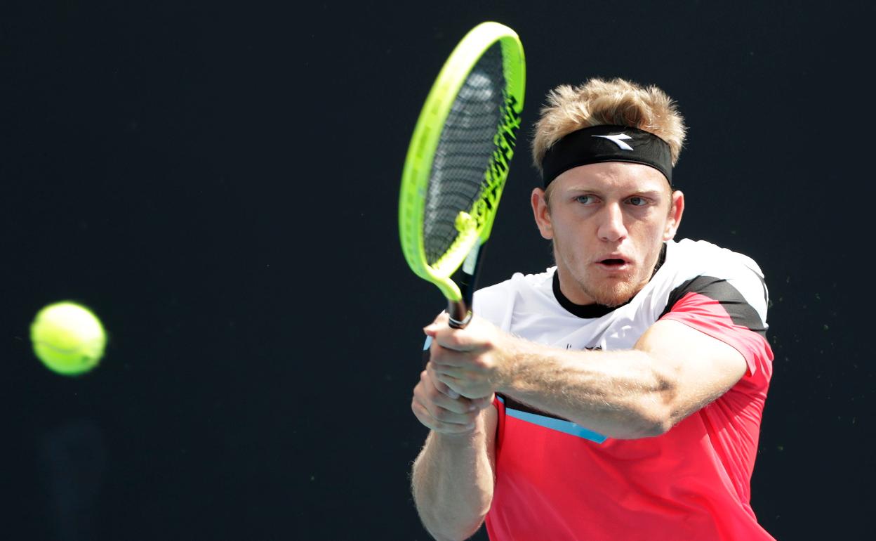 Davidvich, en un golpe de revés en el partido de esta madrugada en la pista 11 de Melbourne Park. 