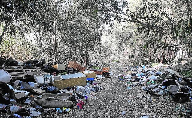 Escombrera en la zona entre el río y la depuradora. 