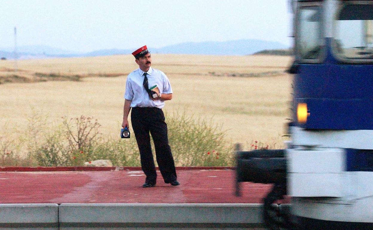 Gorra, banderín, silbato y linterna componen el uniforme.