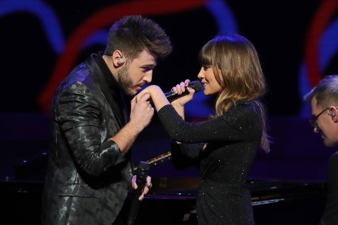 Los cantantes Aitana y Antonio José durante su actuación.