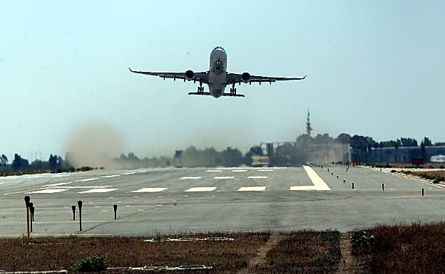 La segunda pista del aeropuerto tiene cada vez más actividad. 