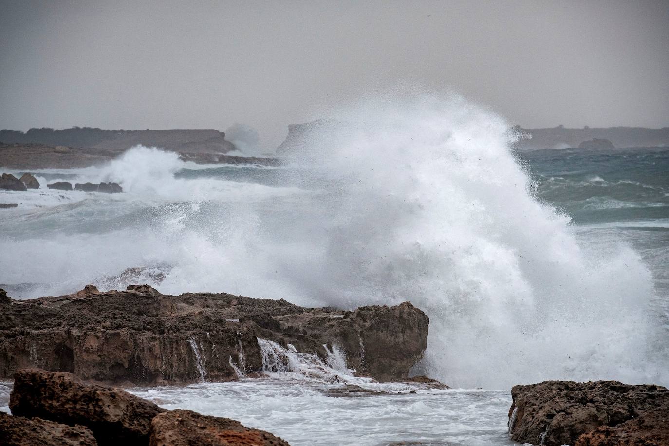 Las olas rompen en la costa de Cala de Bou (Ibiza)