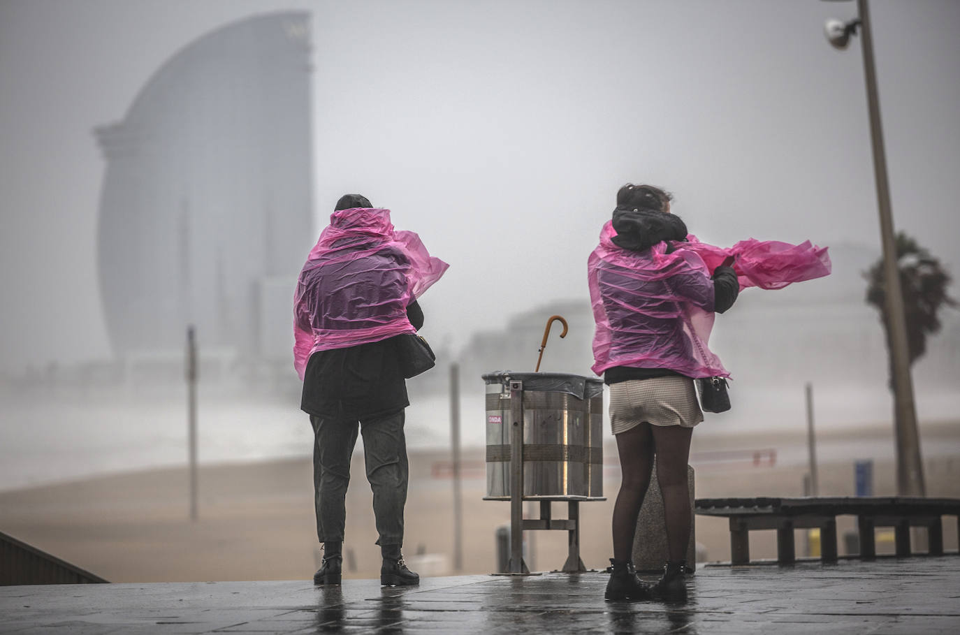 Dos mujeres en el paseo marítimo de la playa de la Barceloneta (Barcelona)