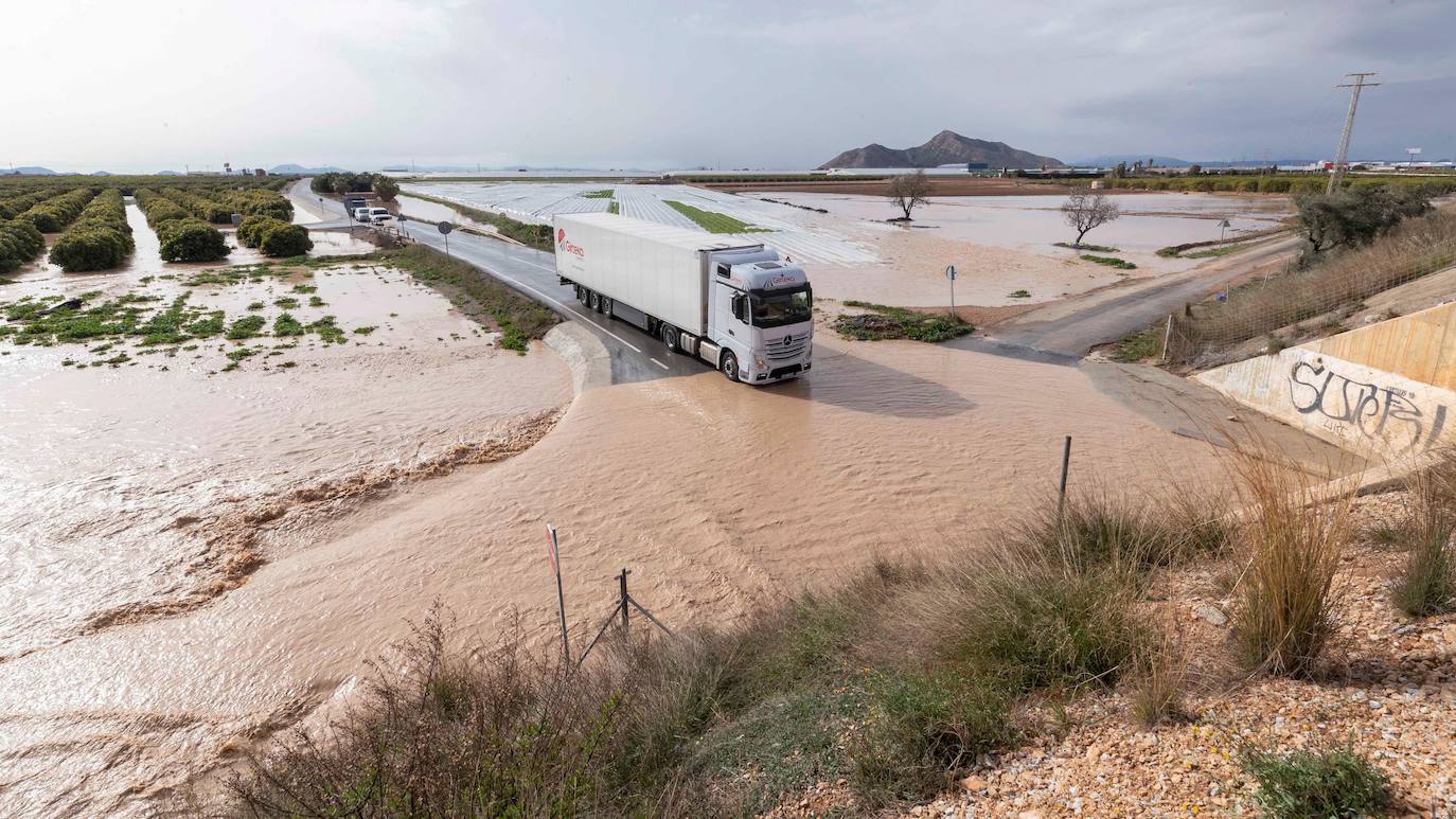 Un camión junto a la rambla desbordada de la Maraña, San Javier, tras las intensas lluvias caidas en el campo de Cartagena