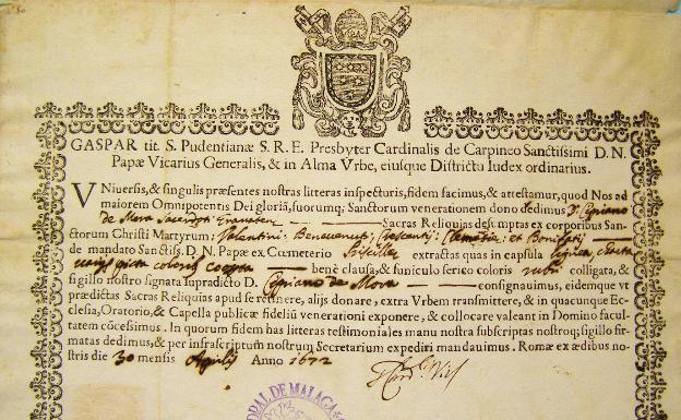 Imagen principal - Ariiba, una de las 'auténticas', el certificado Vaticano sobre el origen de las reliquias. Debajo, un brazo de plata contiene un hueso del antebrazo de san Sebastián. Y relicario de San Luis, obispo de Tolosa, con un hueso de la espalda.