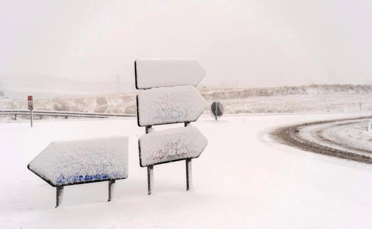 Carretera N-234 a su paso por Teruel, nevada por los efectos del temporal Gloria en Aragón.