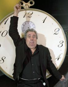 Imagen secundaria 2 - Terry Jones y el resto de miembros británicos de los Monty Python en sus inicios (falta Terry Gilliam, el único estadounidense). En su inolvidable papel de la madre del protagonista de 'La vida de Brian' y en una fotografía de 2008.