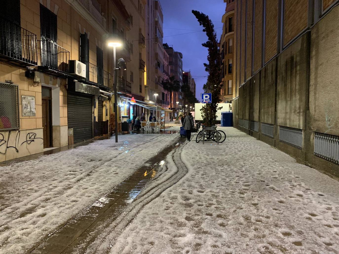 Un manto blanco de granizo ha cubierto las calles de la capital a primera hora de la mañana del jueves.