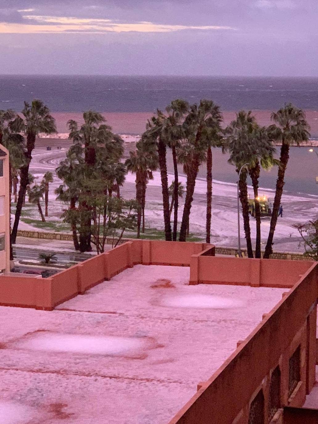 Un manto blanco de granizo ha cubierto las calles de la capital a primera hora de la mañana del jueves.