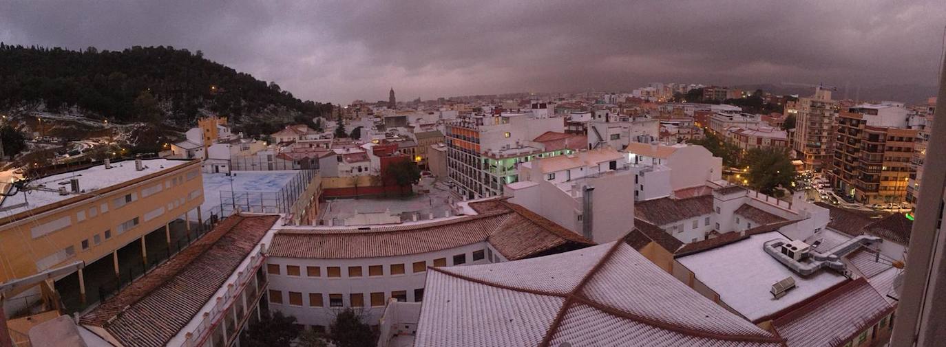 Un manto blanco de granizo ha cubierto las calles de la capital a primera hora de la mañana del jueves.