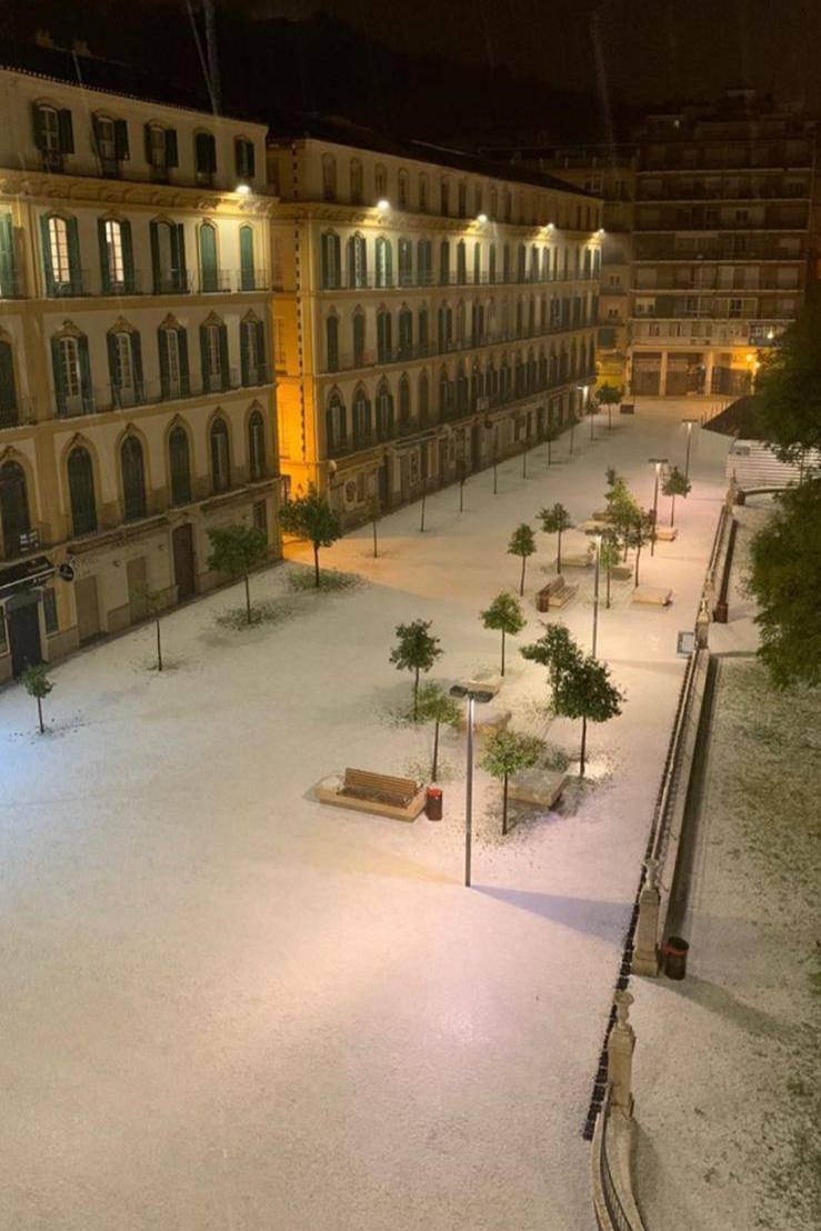 Un manto blanco de granizo ha cubierto las calles de la capital a primera hora de la mañana del jueves.