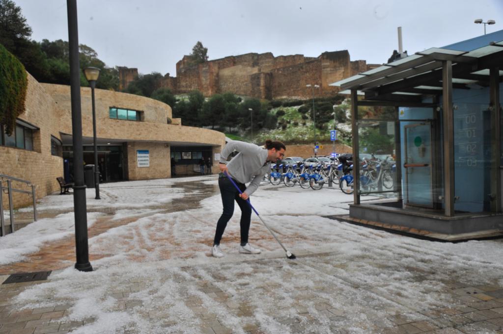 Un manto blanco de granizo ha cubierto las calles de la capital a primera hora de la mañana del jueves.