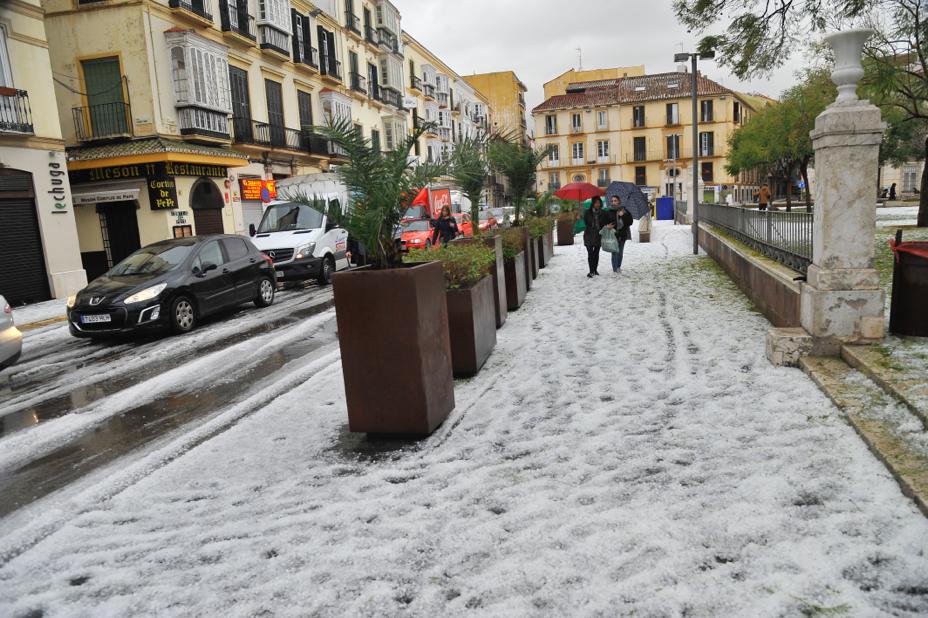 Un manto blanco de granizo ha cubierto las calles de la capital a primera hora de la mañana del jueves.