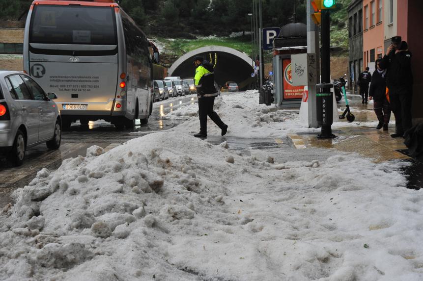 Un manto blanco de granizo ha cubierto las calles de la capital a primera hora de la mañana del jueves.