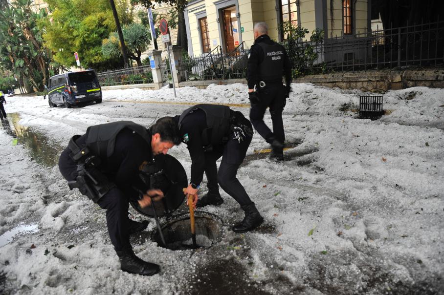 Un manto blanco de granizo ha cubierto las calles de la capital a primera hora de la mañana del jueves.