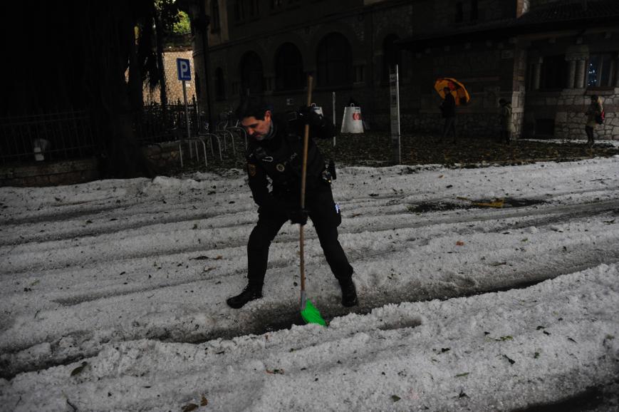 Un manto blanco de granizo ha cubierto las calles de la capital a primera hora de la mañana del jueves.