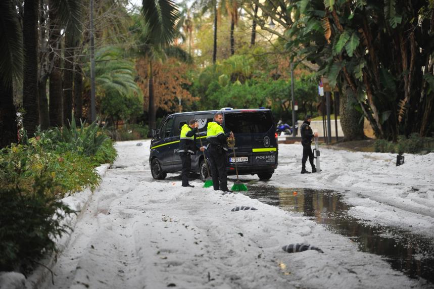 Un manto blanco de granizo ha cubierto las calles de la capital a primera hora de la mañana del jueves.