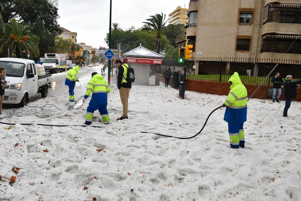 Un manto blanco de granizo ha cubierto las calles de la capital a primera hora de la mañana del jueves.