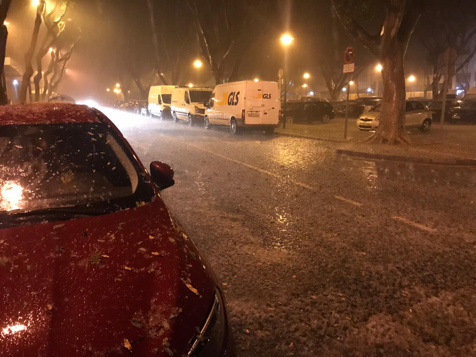 Un manto blanco de granizo ha cubierto las calles de la capital a primera hora de la mañana del jueves.