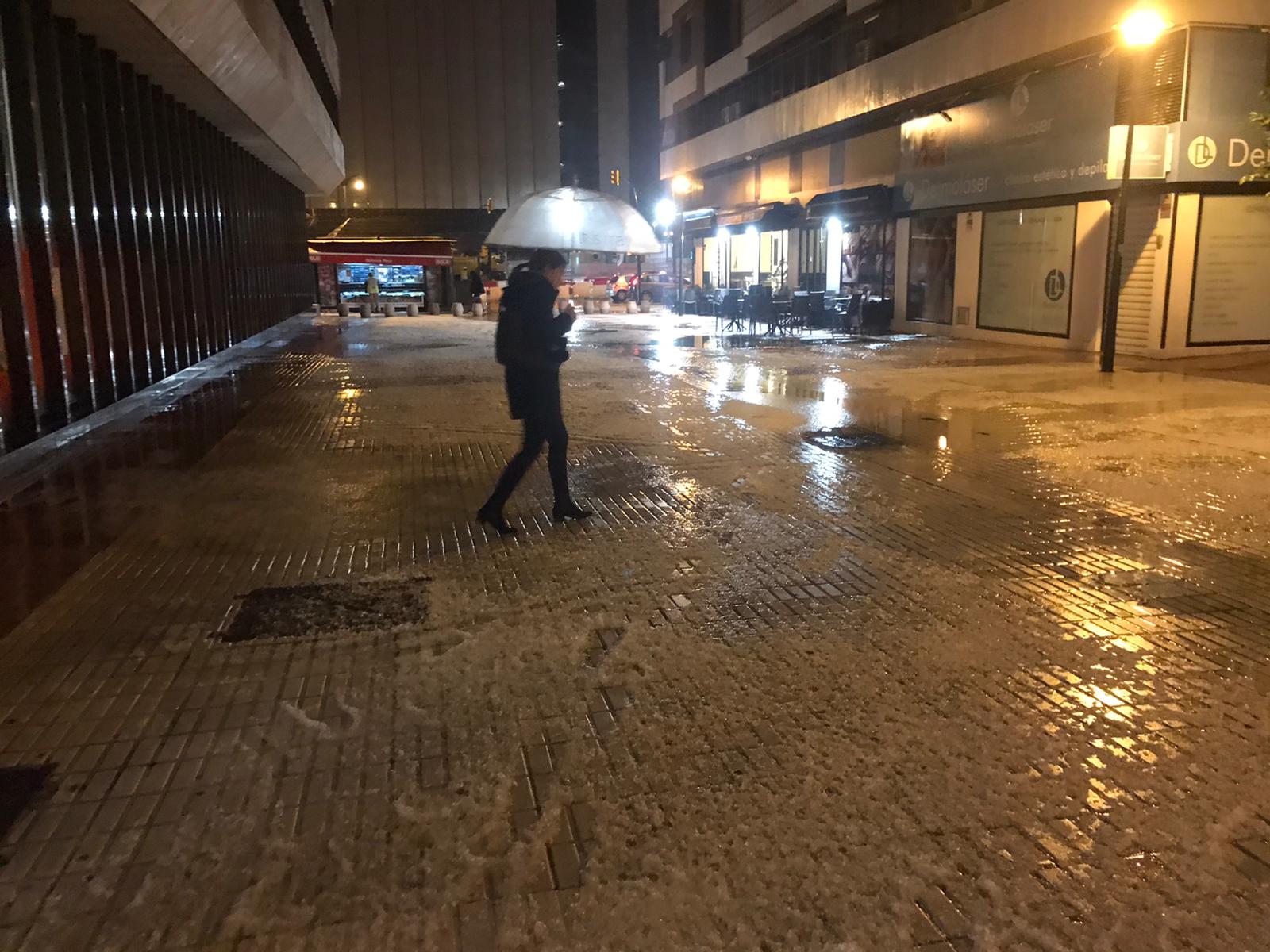 Un manto blanco de granizo ha cubierto las calles de la capital a primera hora de la mañana del jueves.