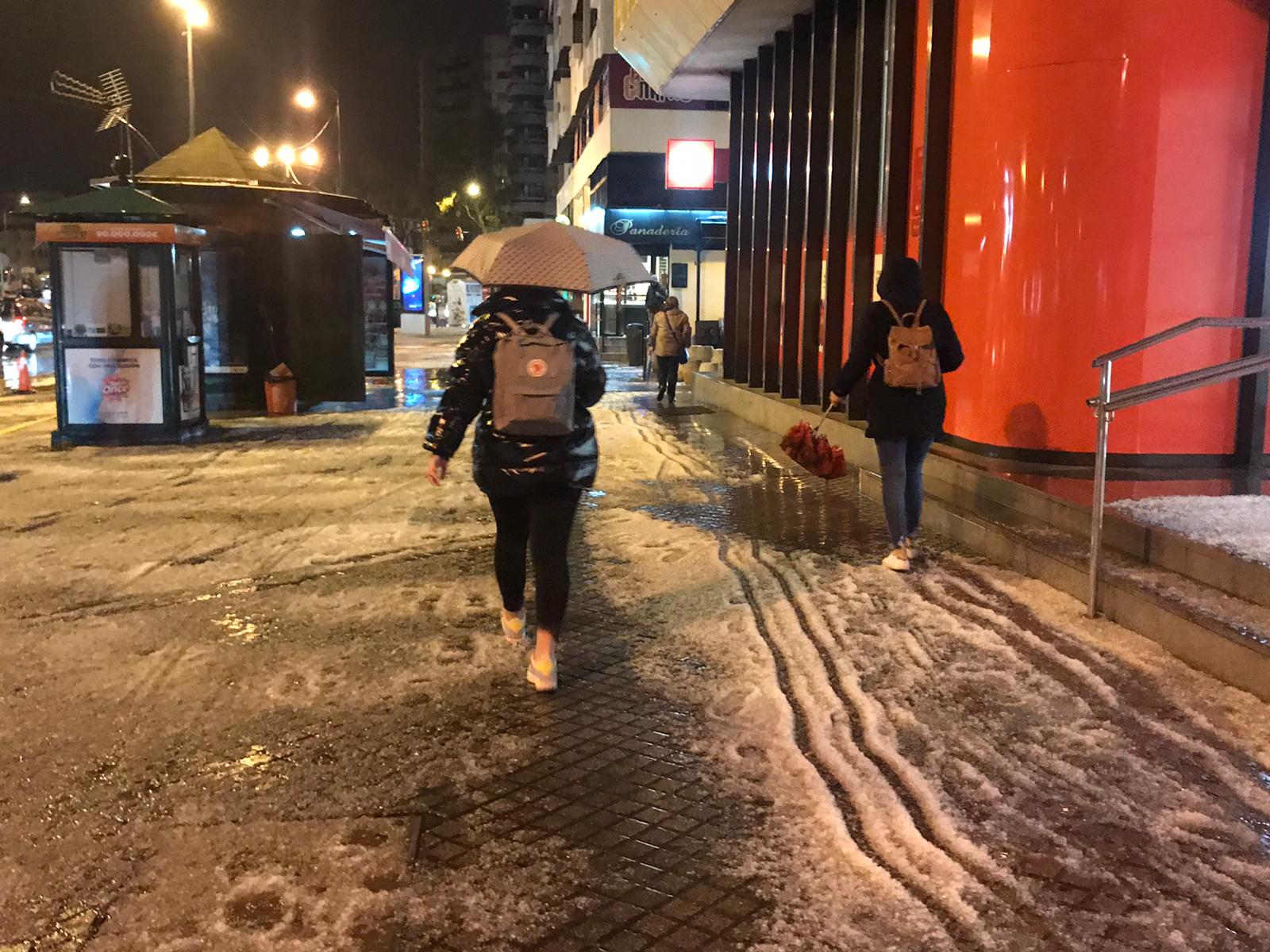 Un manto blanco de granizo ha cubierto las calles de la capital a primera hora de la mañana del jueves.