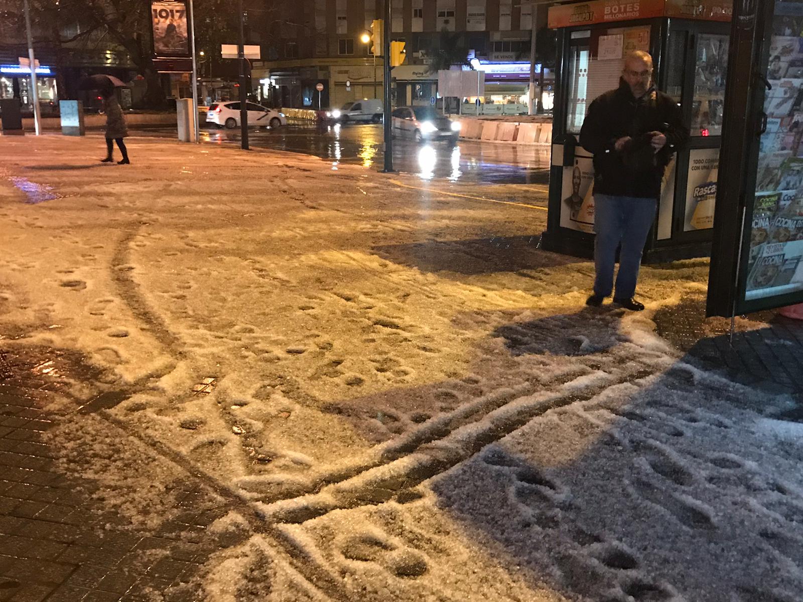 Un manto blanco de granizo ha cubierto las calles de la capital a primera hora de la mañana del jueves.