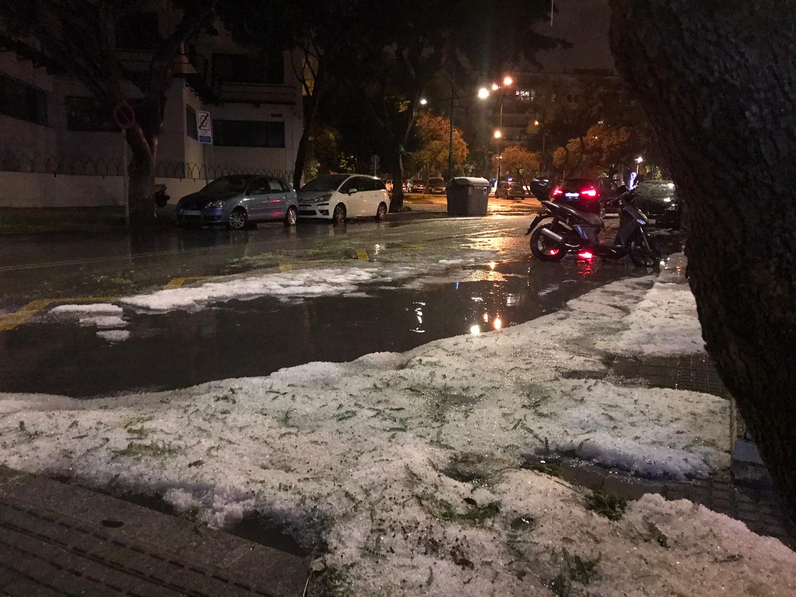 Un manto blanco de granizo ha cubierto las calles de la capital a primera hora de la mañana del jueves.