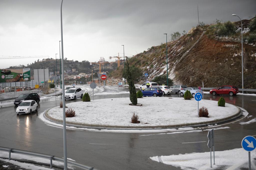 Un manto blanco de granizo ha cubierto las calles de la capital a primera hora de la mañana del jueves.