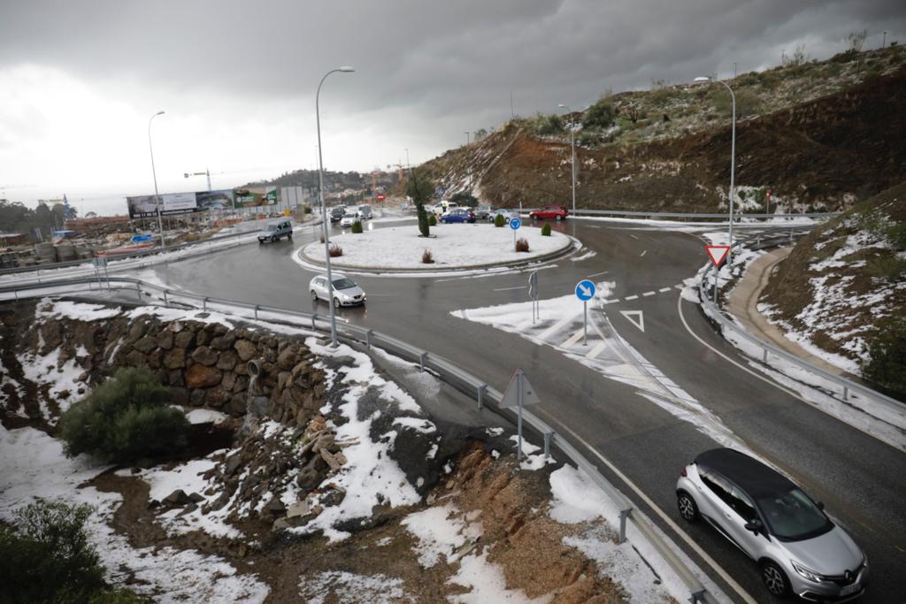 Un manto blanco de granizo ha cubierto las calles de la capital a primera hora de la mañana del jueves.