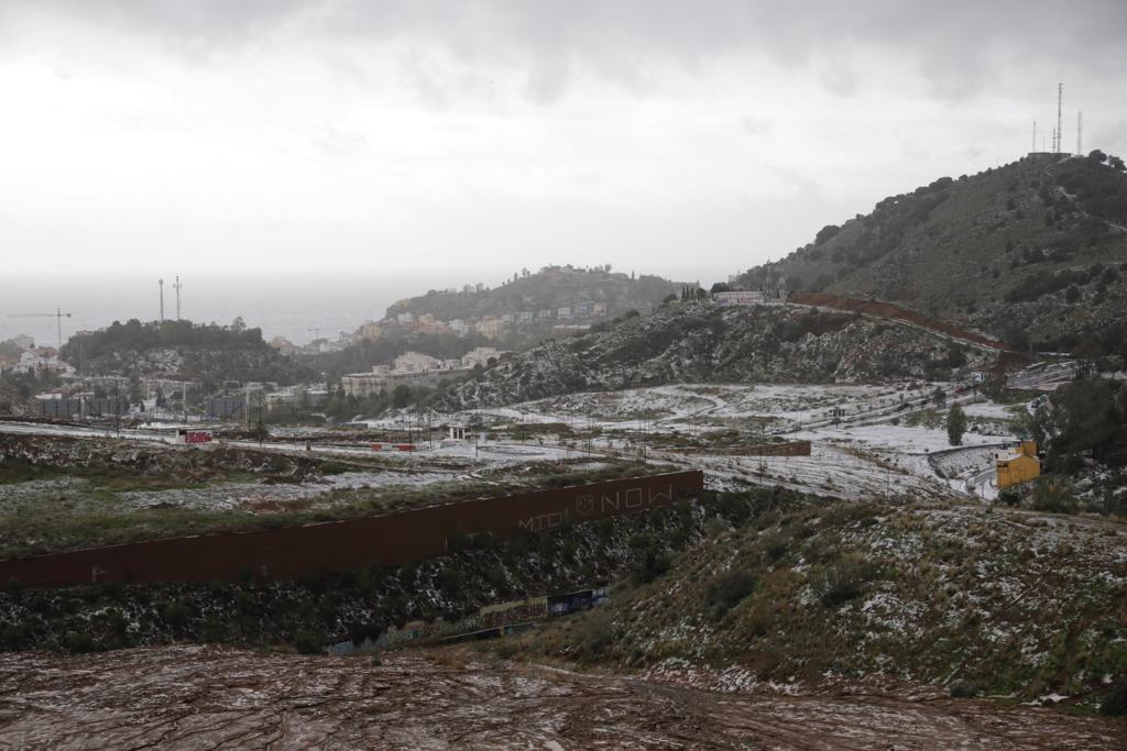 Un manto blanco de granizo ha cubierto las calles de la capital a primera hora de la mañana del jueves.