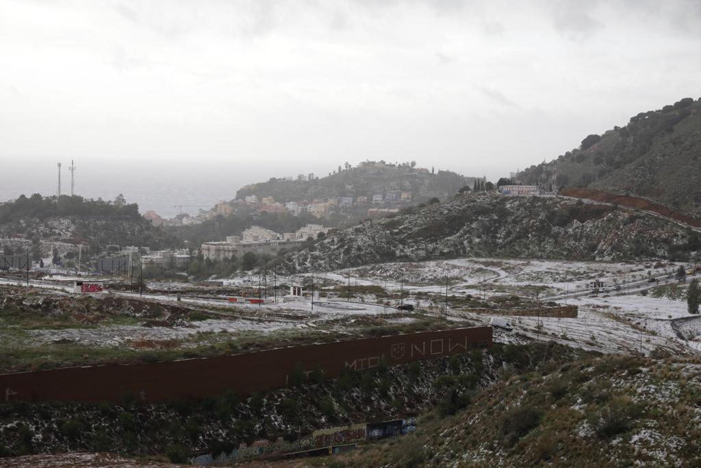 Un manto blanco de granizo ha cubierto las calles de la capital a primera hora de la mañana del jueves.