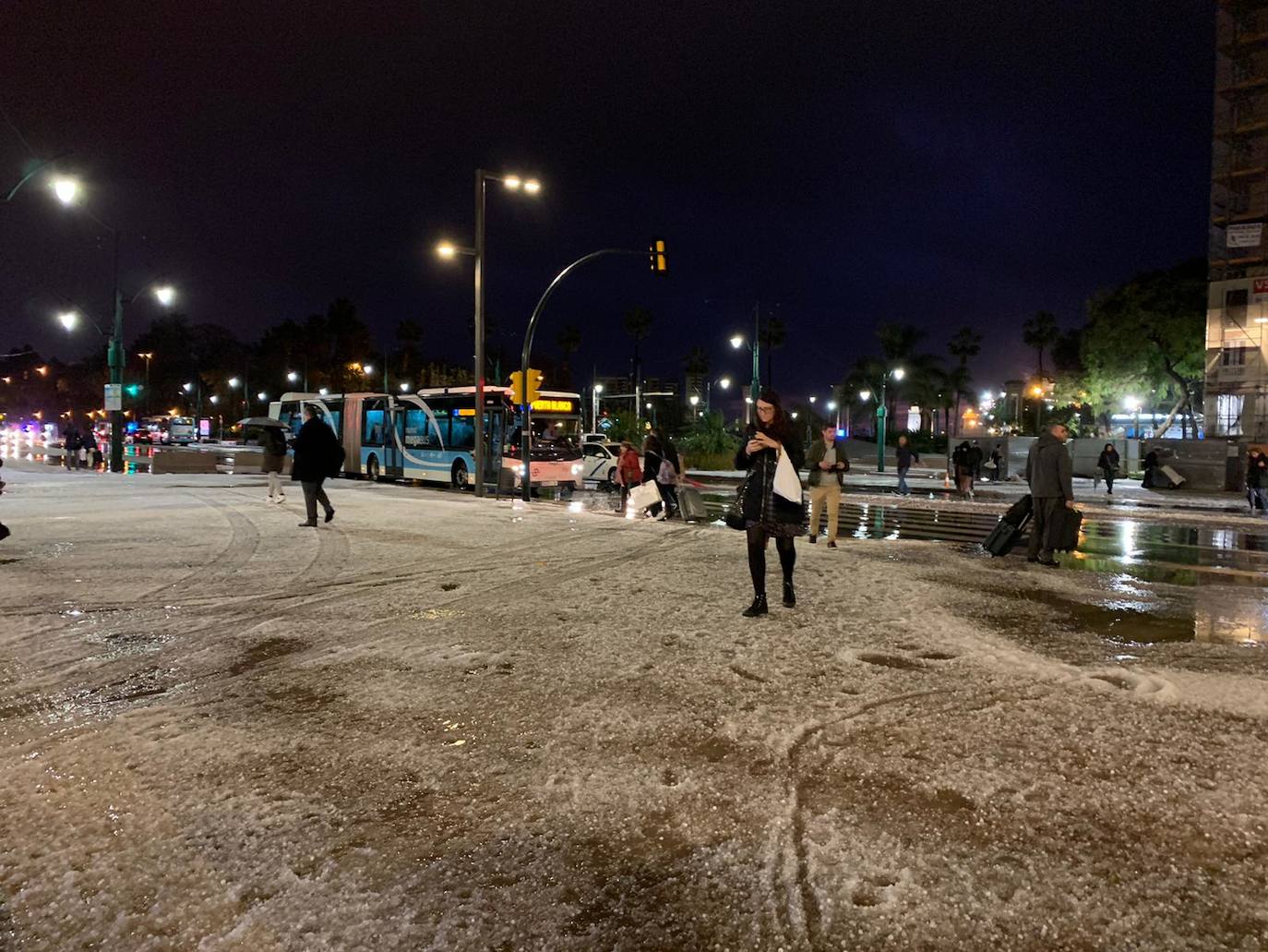 Un manto blanco de granizo ha cubierto las calles de la capital a primera hora de la mañana del jueves.