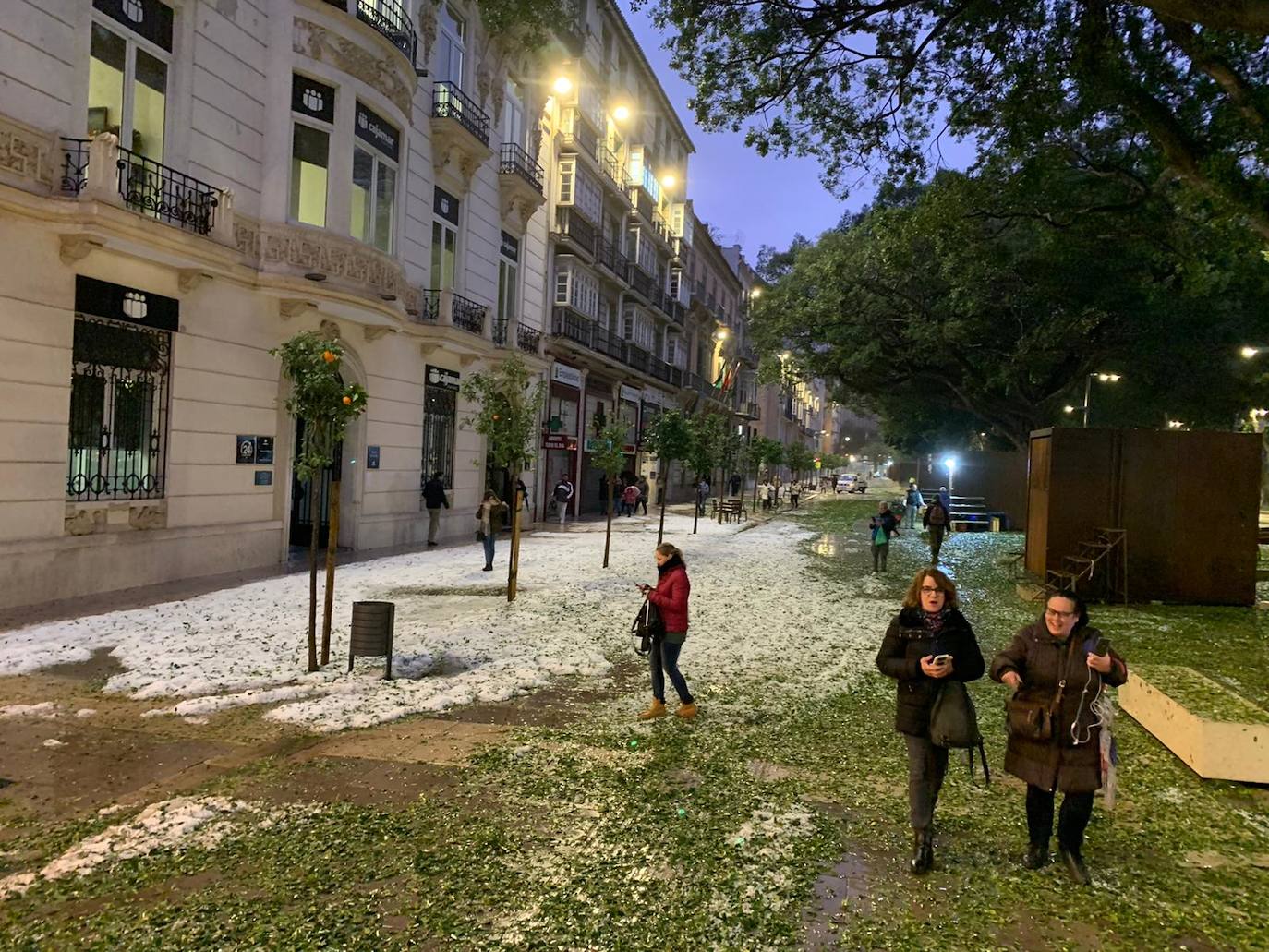 Un manto blanco de granizo ha cubierto las calles de la capital a primera hora de la mañana del jueves.