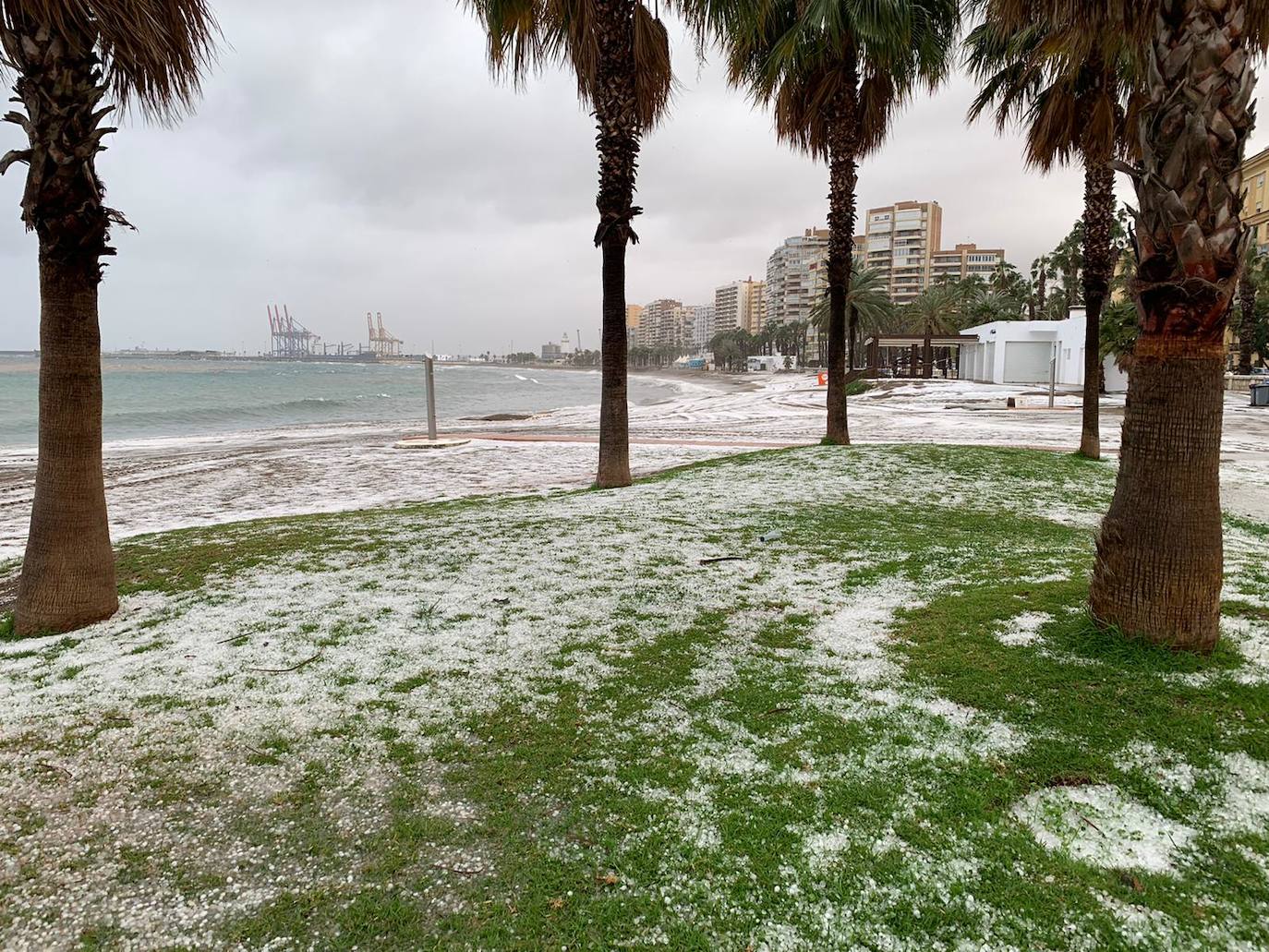 Un manto blanco de granizo ha cubierto las calles de la capital a primera hora de la mañana del jueves.