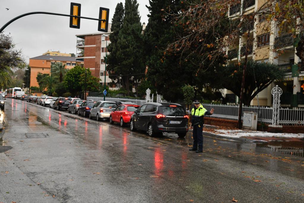 Un manto blanco de granizo ha cubierto las calles de la capital a primera hora de la mañana del jueves.