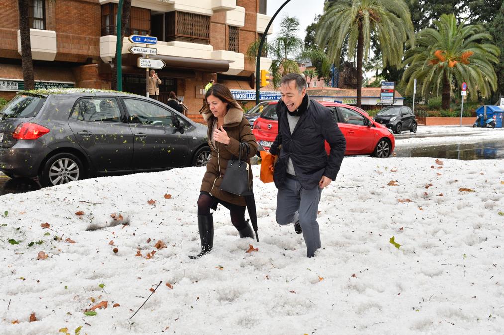 Un manto blanco de granizo ha cubierto las calles de la capital a primera hora de la mañana del jueves.