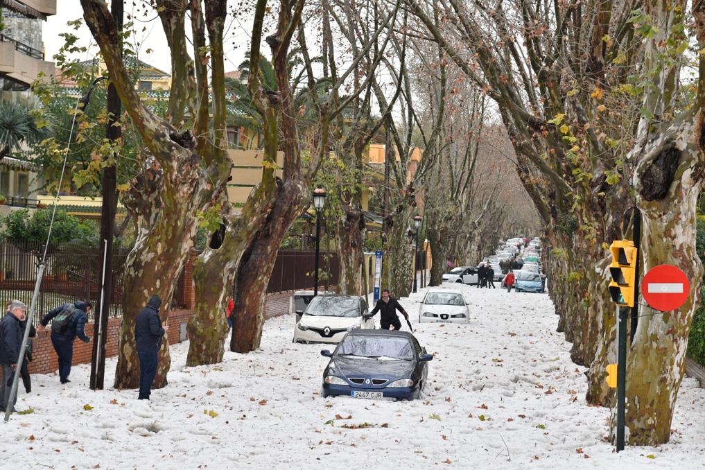 Un manto blanco de granizo ha cubierto las calles de la capital a primera hora de la mañana del jueves.