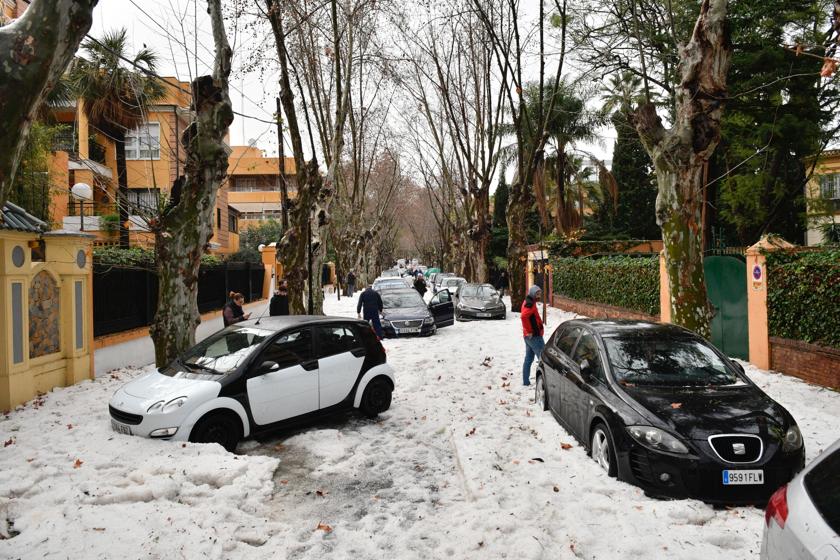 Un manto blanco de granizo ha cubierto las calles de la capital a primera hora de la mañana del jueves.