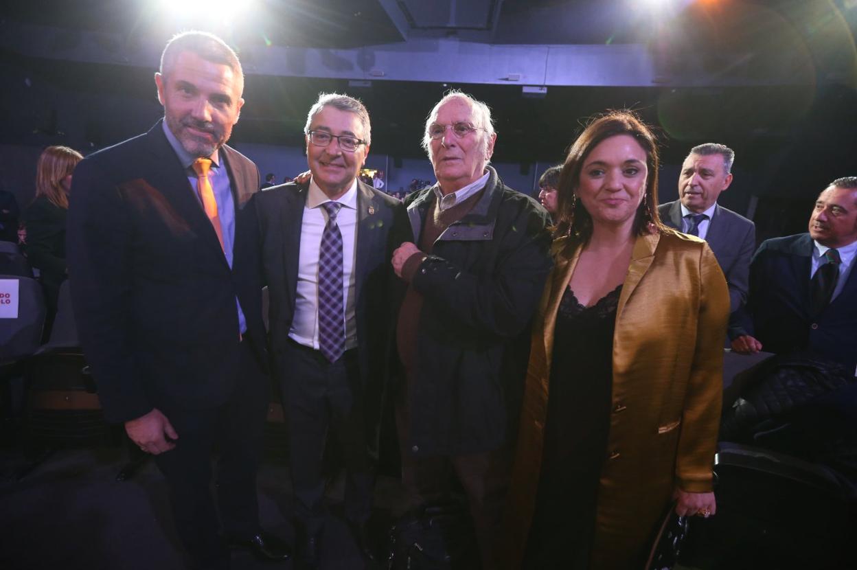 De izquierda a derecha, Juan Carlos Maldonado, Francisco Salado, Carlos Saura y Margarita del Cid en el acto celebrado anoche en el Palacio de la Prensa de Madrid.. 