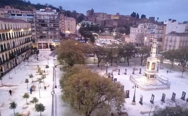 Granizada en Málaga | Insólita imagen de la plaza de la Merced teñida de blanco