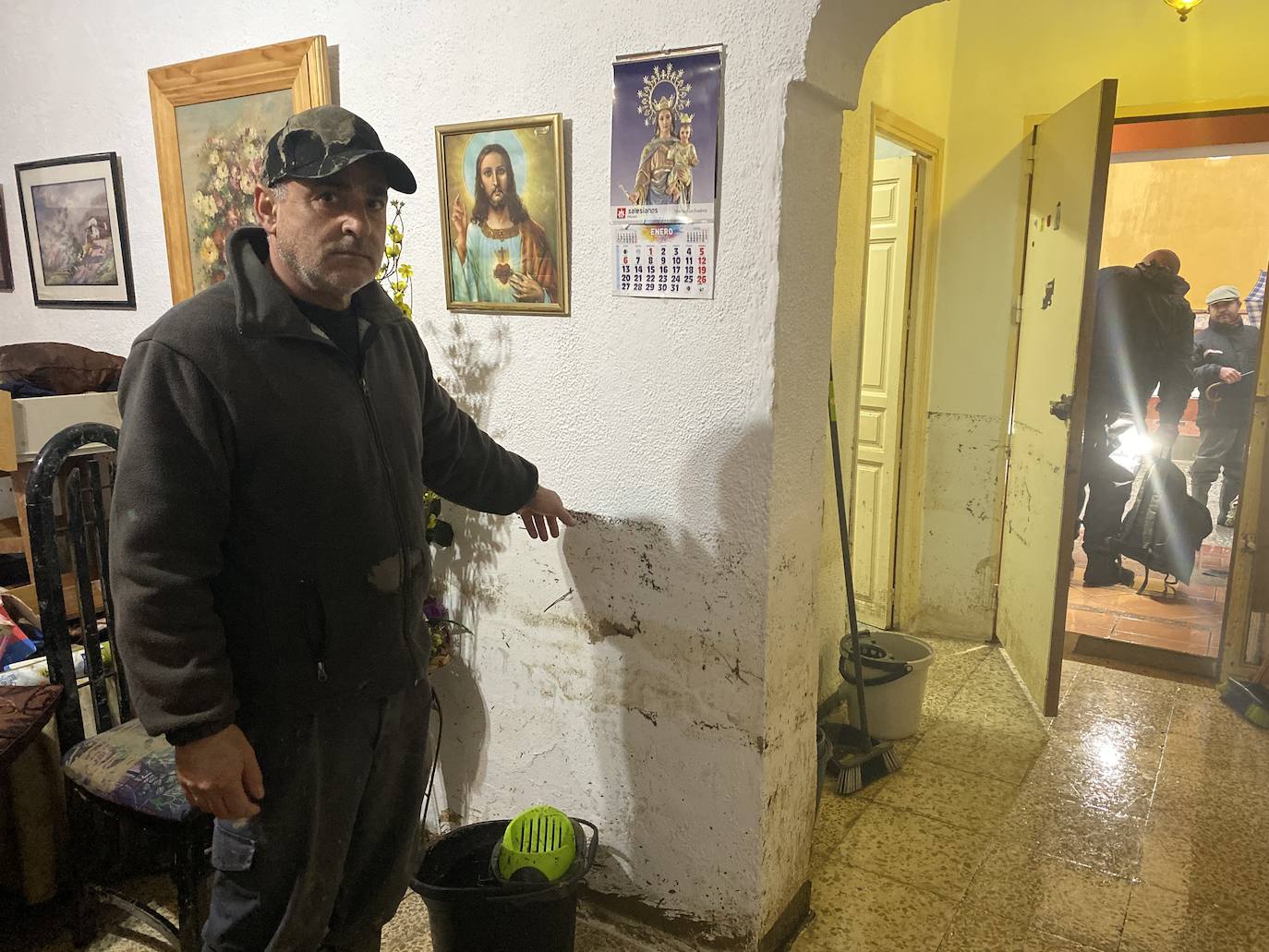 Un vecino muestra las incidencias de la lluvia en su vivienda. 