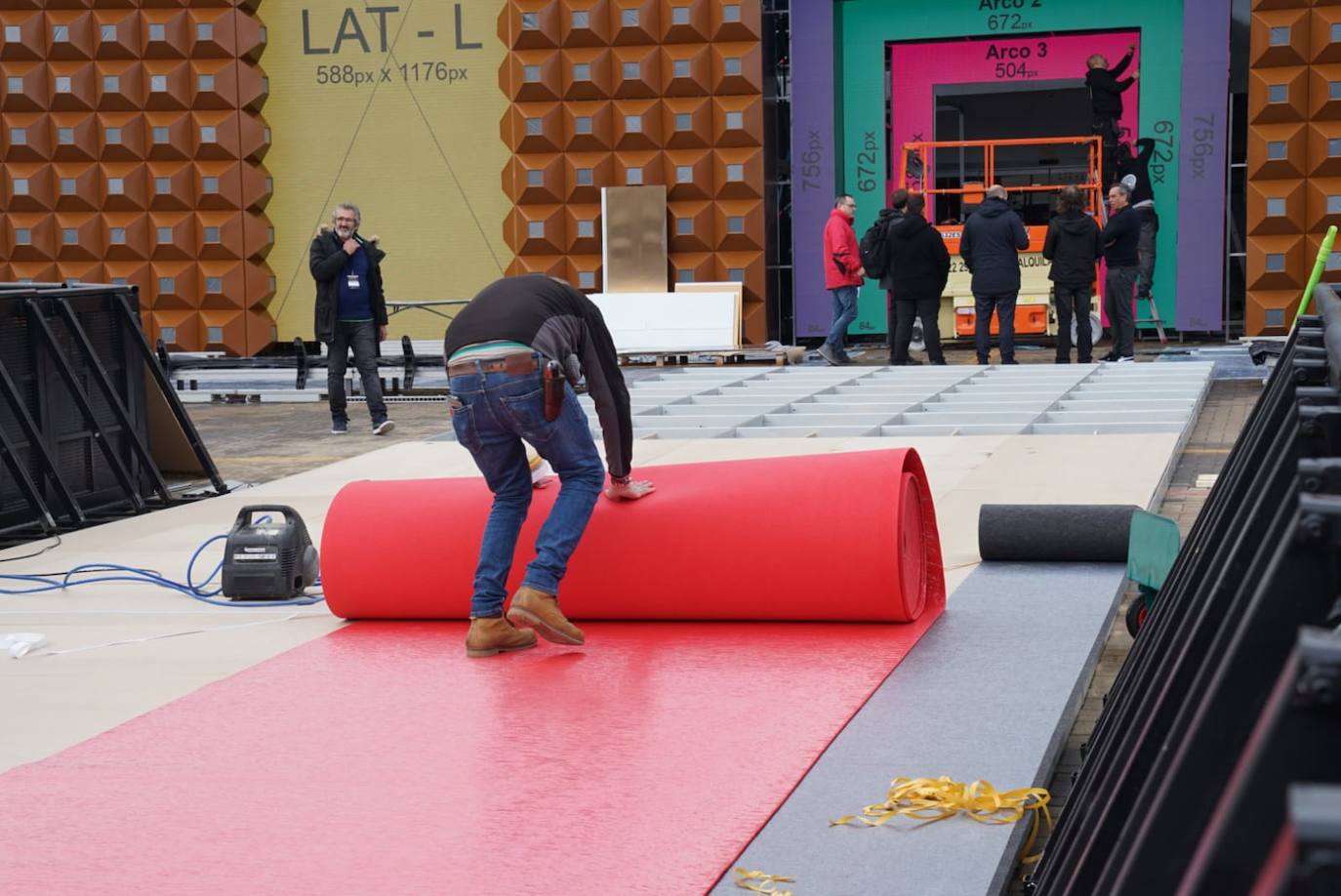 Operarios montando la alfombra roja.