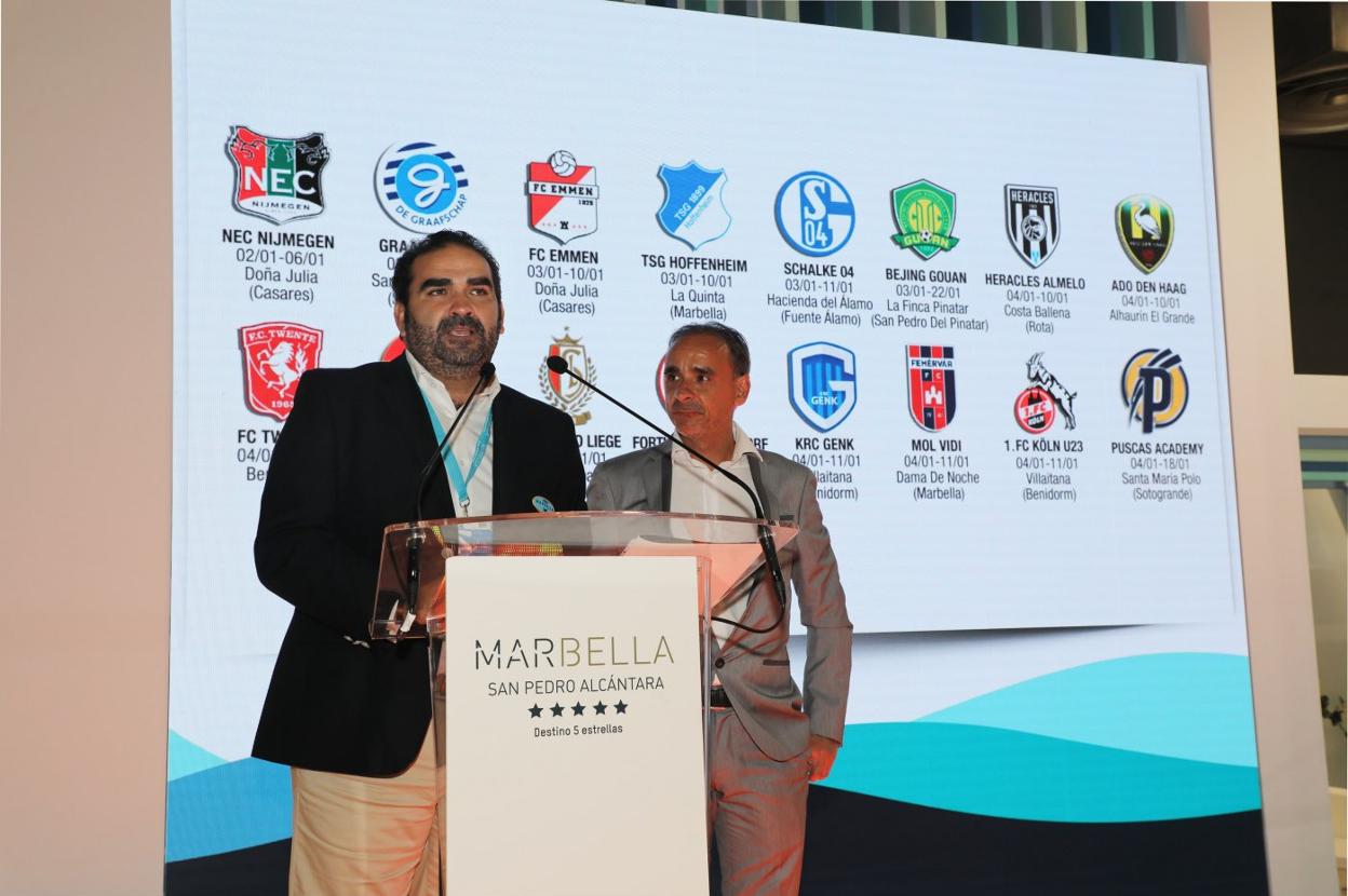 El concejal Manuel Cardeña, con el director de Marbella Football Impact, Andrés Roldán.