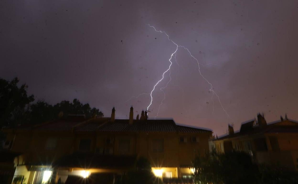 Un rayo cae en la zona de Gualdarmar, esta noche 