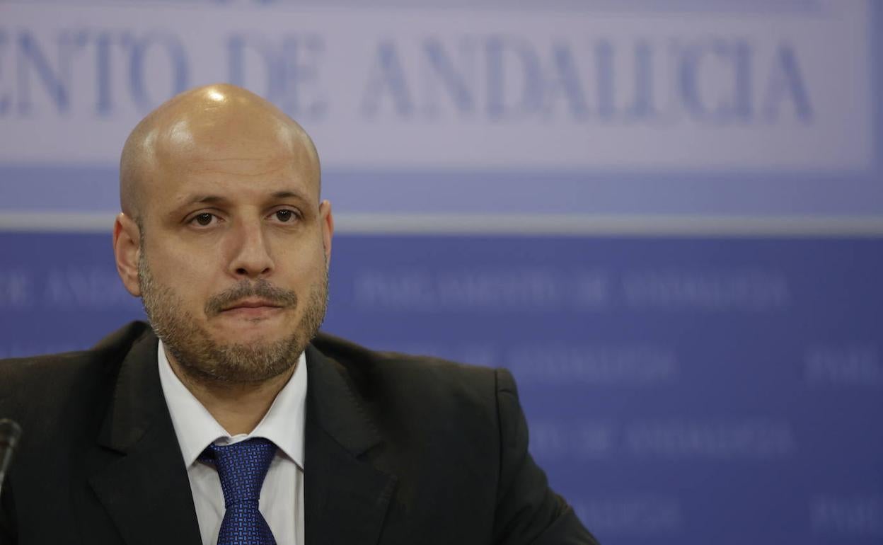 El Parlamento andaluz reprueba a un diputado de Vox por arrancar carteles de un tablón sindical y tirarlos a la papelera