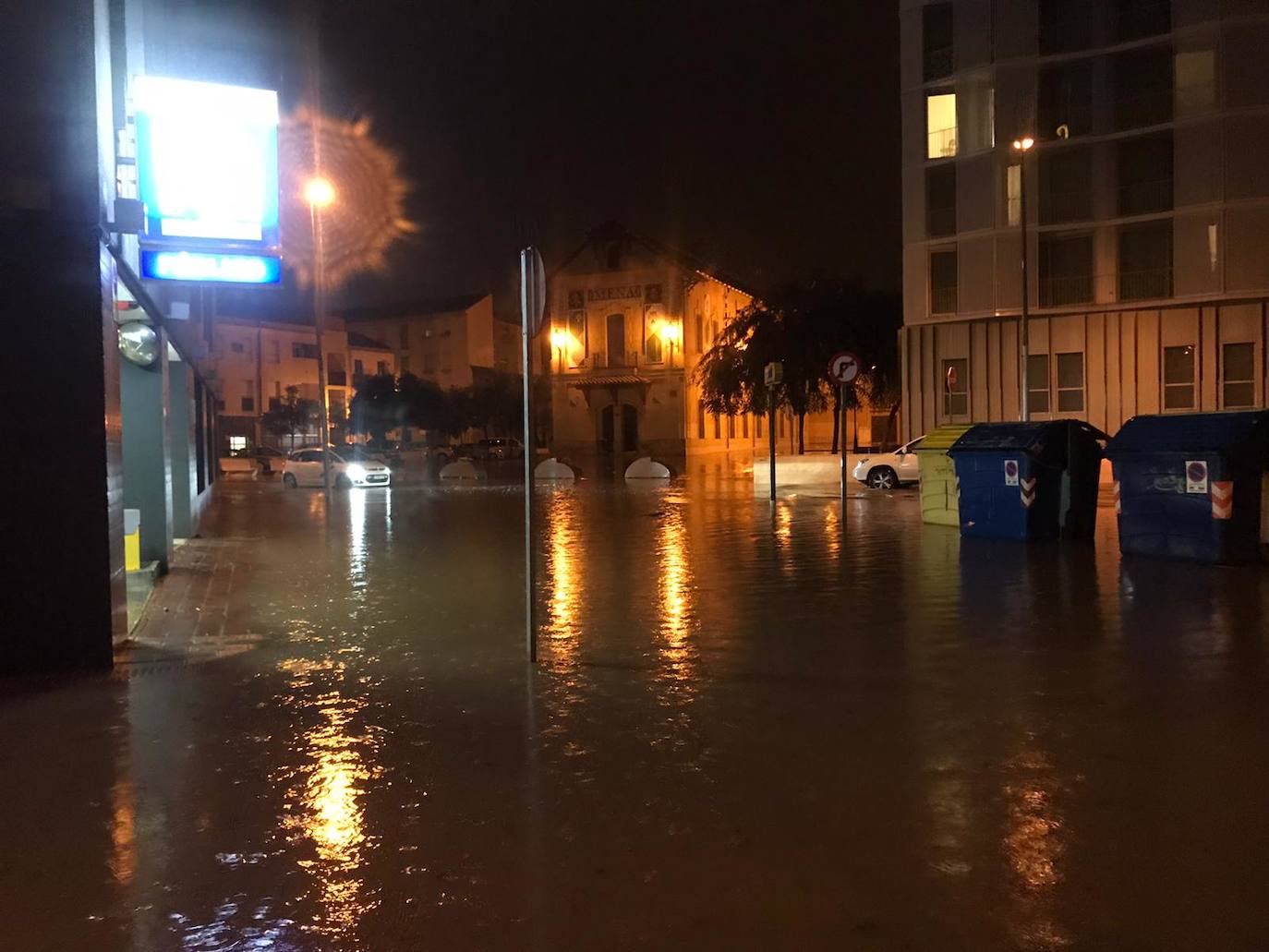 Desde las 0.00 horas está vigente el aviso naranja de Meteorología, que estará activo hasta las 18.00 horas El desbordamiento del río inunda Campanillas y corta los accesos