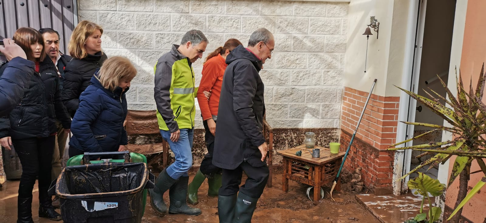 Efectos de las últimas lluvias en Campanillas. En la imagen, el consejero de Presidencia, Elías Bendodo, junto al alcalde de Málaga, Francisco de la Torre.